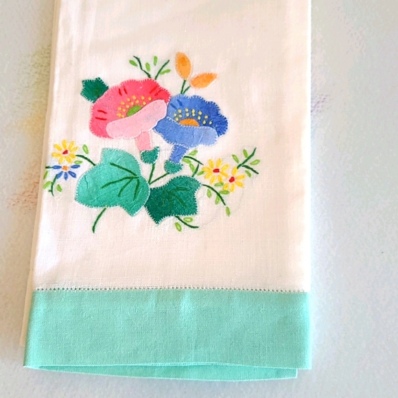 Two Vintage Guest Towells 8 - Picture 4 of 5